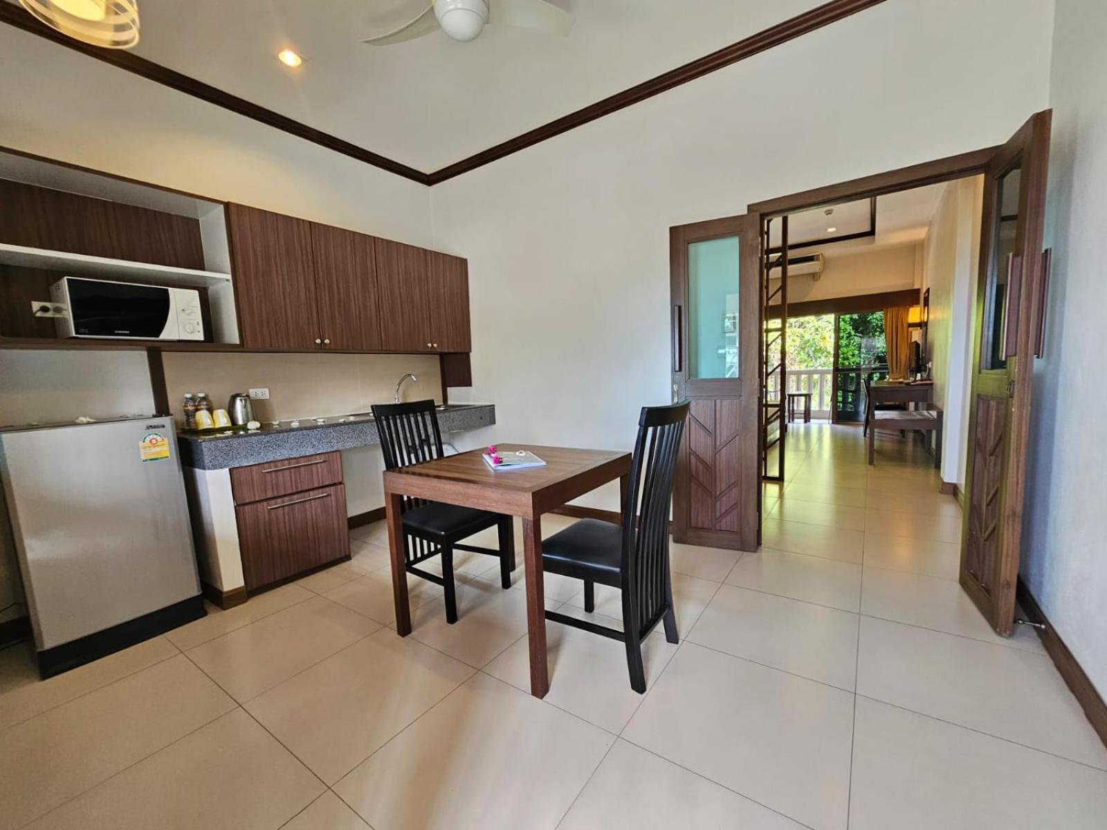 Ratana Hill Patong Aparthotel Buitenkant foto