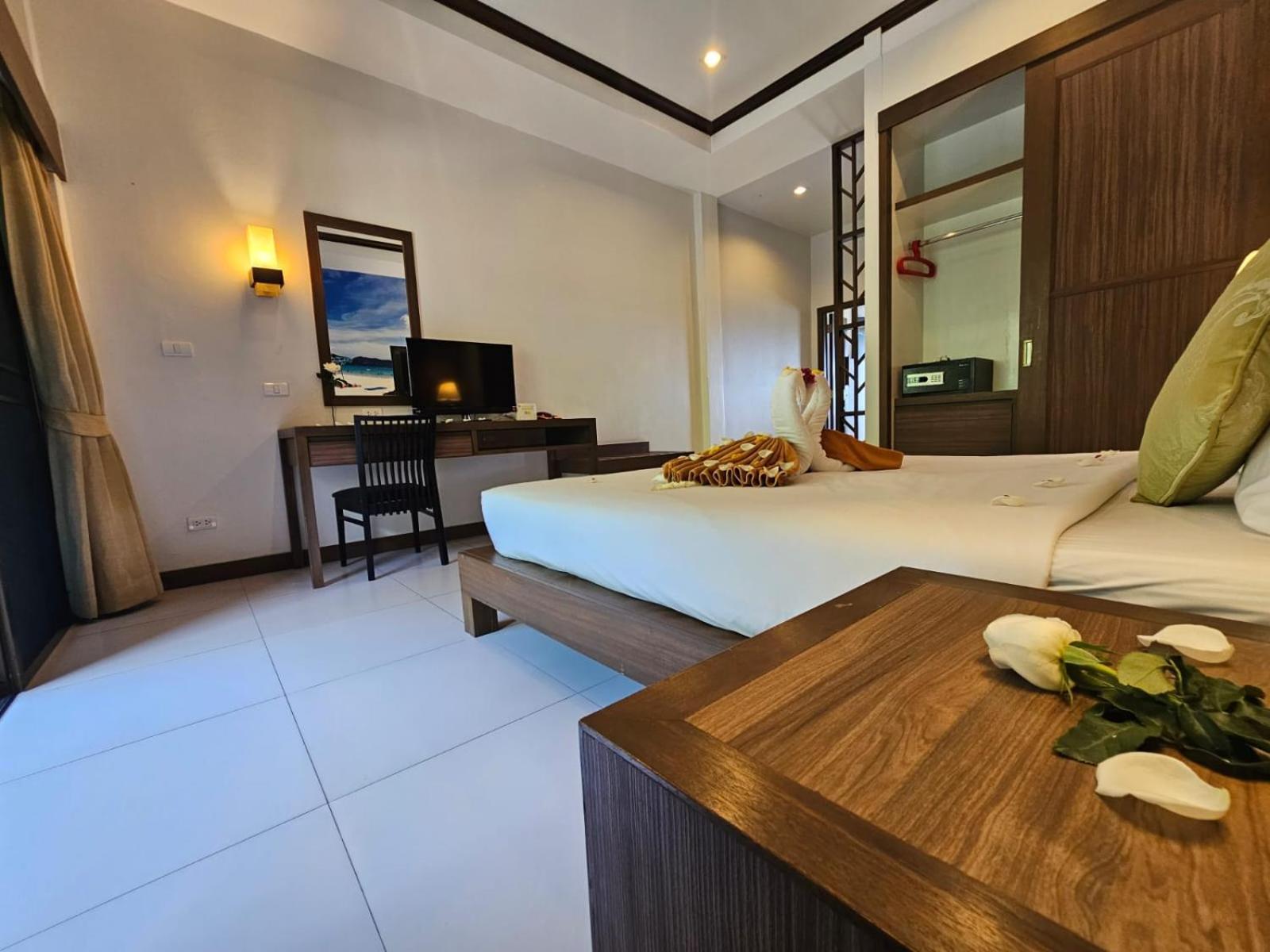 Ratana Hill Patong Aparthotel Buitenkant foto