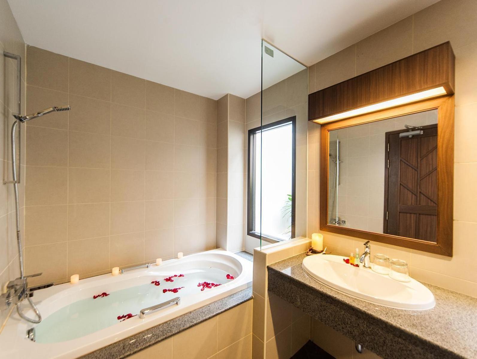 Ratana Hill Patong Aparthotel Buitenkant foto