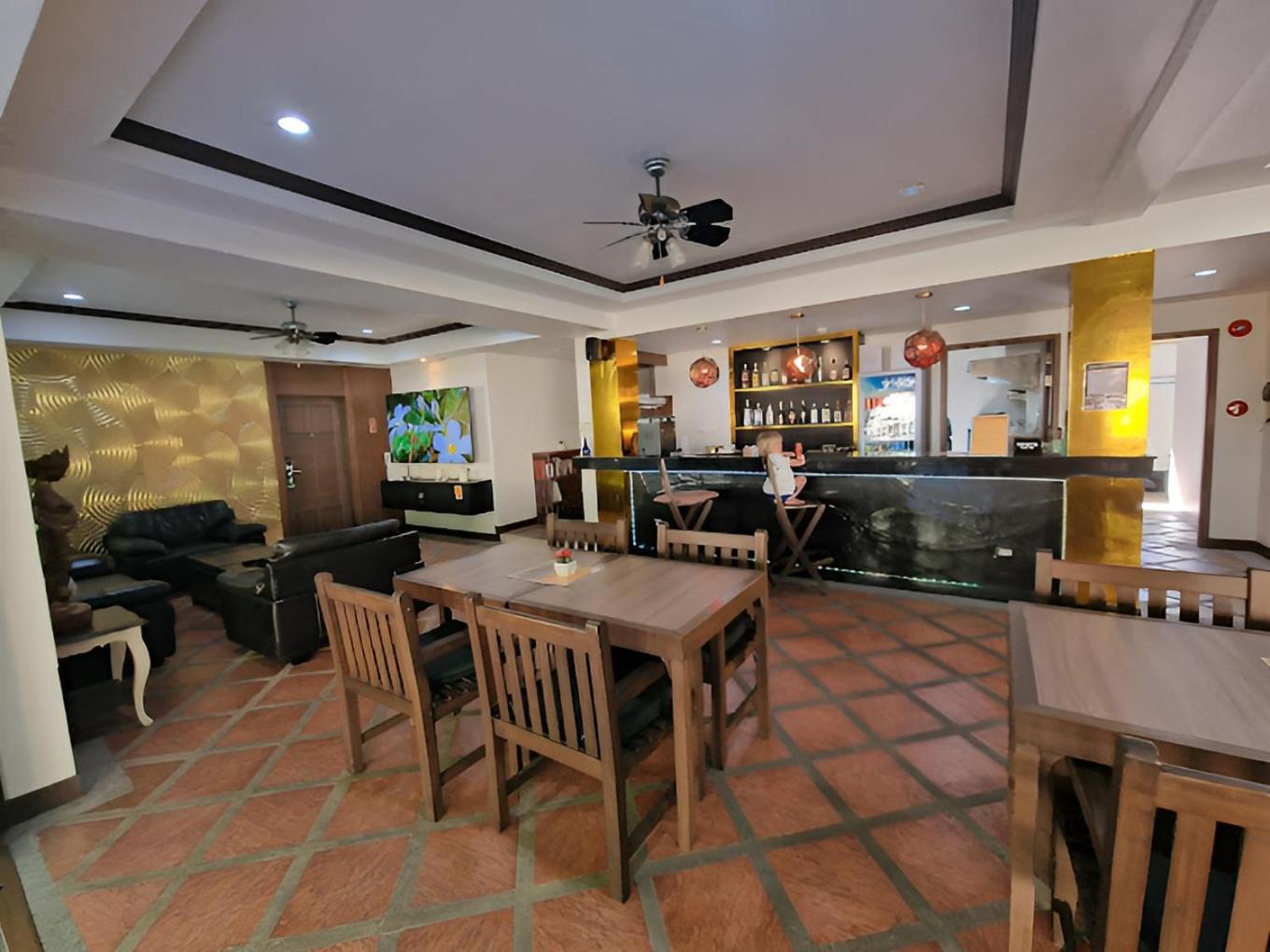 Ratana Hill Patong Aparthotel Buitenkant foto