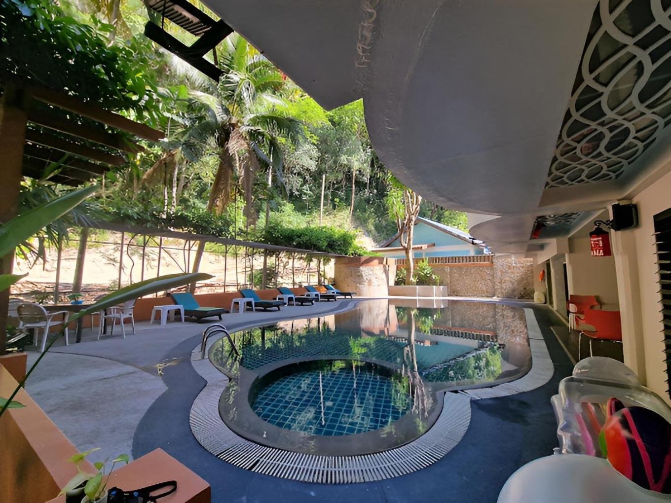 Ratana Hill Patong Aparthotel Buitenkant foto