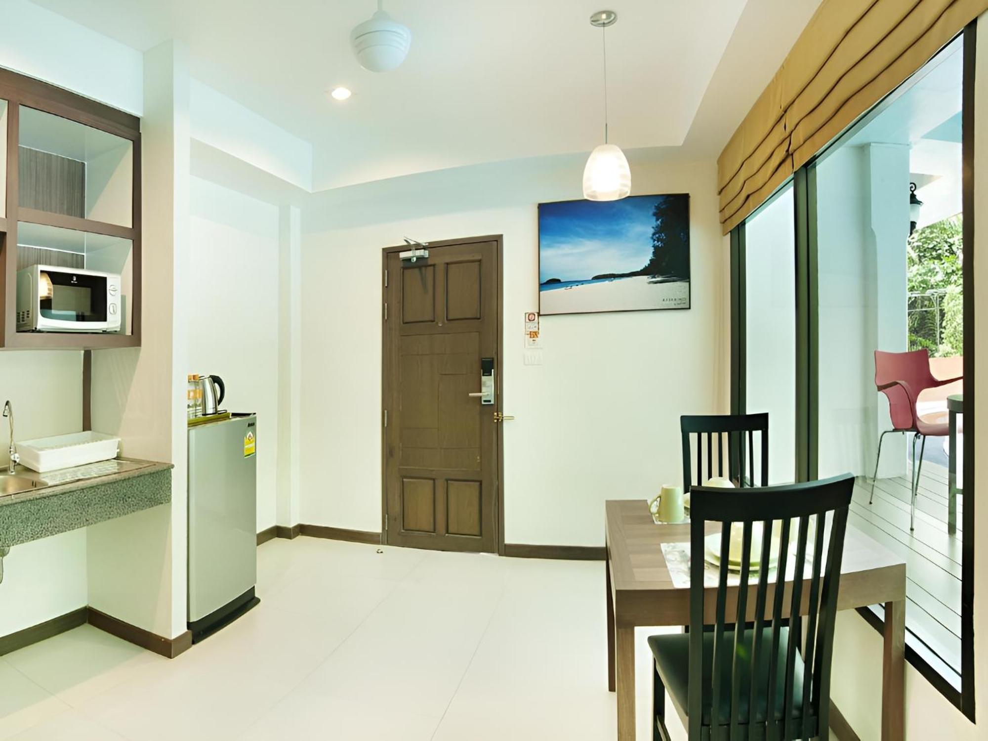 Ratana Hill Patong Aparthotel Buitenkant foto