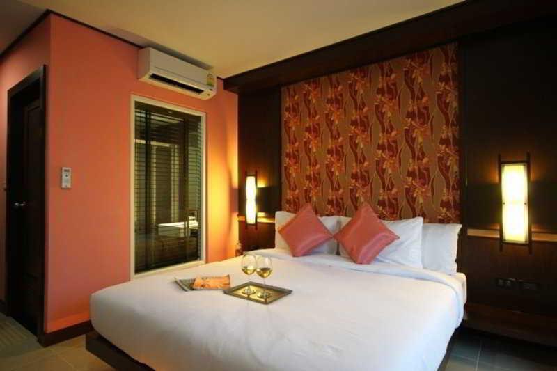 Ratana Hill Patong Aparthotel Buitenkant foto