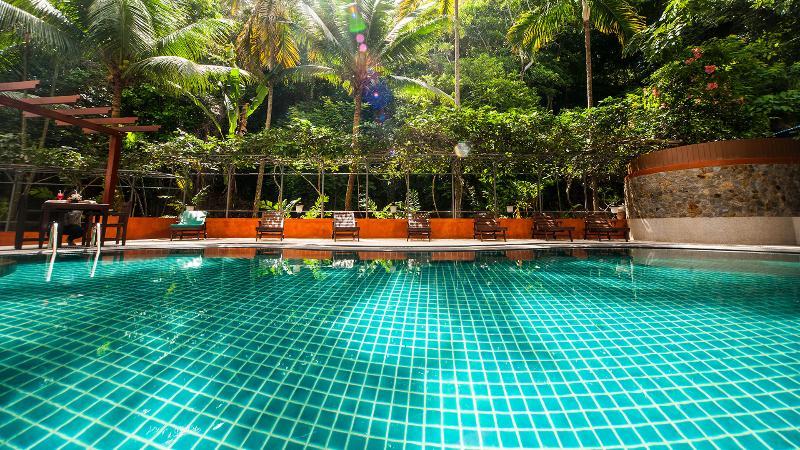 Ratana Hill Patong Aparthotel Buitenkant foto