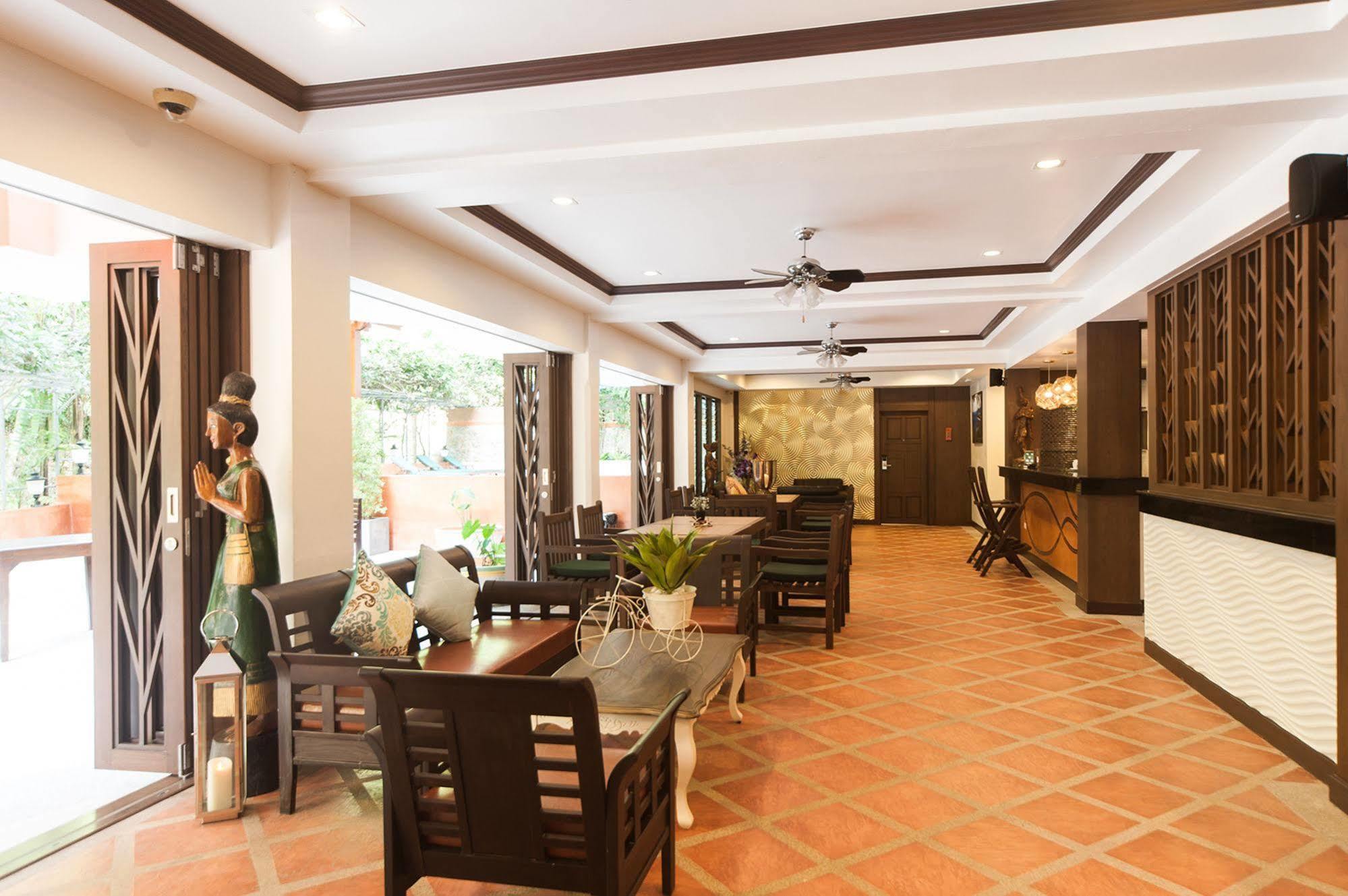 Ratana Hill Patong Aparthotel Buitenkant foto