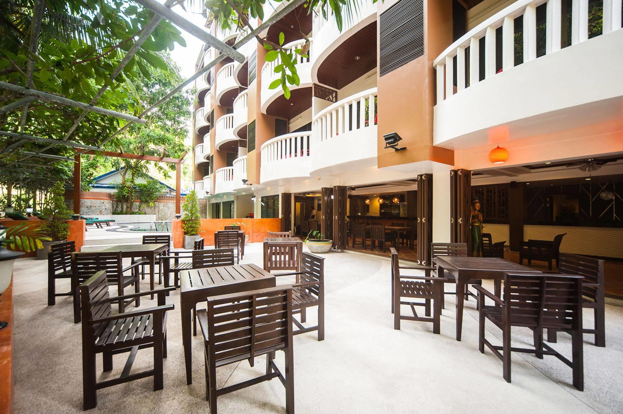 Ratana Hill Patong Aparthotel Buitenkant foto
