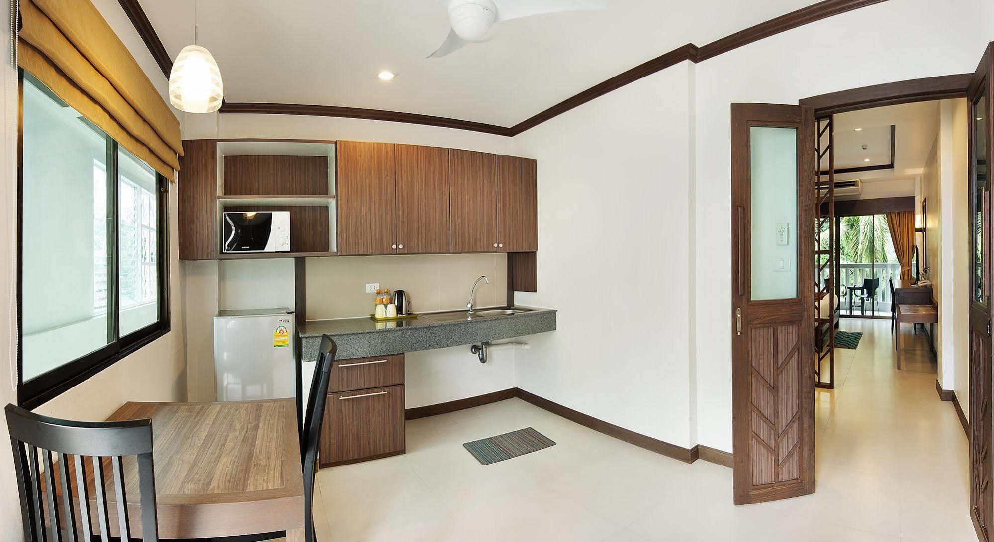 Ratana Hill Patong Aparthotel Buitenkant foto